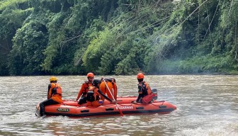 Perempuan di Blitar Nekat Menceburkan Diri ke Sungai, Pencarian Masih Dilakukan