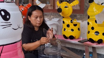 Keren, Perempuan di Tulungagung Ubah Limbah Galon Menjadi Pot Karakter