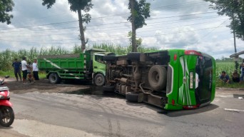Minibus Muat Rombongan Santri Asal Kediri Terguling di Tulungagung