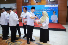Bupati Trenggalek Serahkan SK Pensiun kepada 90 PNS