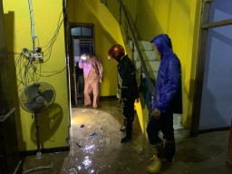 Banjir Luapan Genangi Jalan di Trenggalek, Air Sempat Masuk Rumah Warga