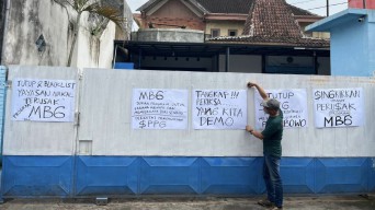 Warga Demo SPPG Bandar Lor Kediri, Diduga Lakukan Penipuan-Sajikan Menu Tak Layak