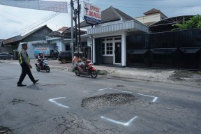 Waspada Musim Hujan, Satlantas Polres Kediri Tandai Titik Jalan Berlubang