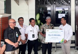 Pemkab Gresik dan BPJS Ketenagakerjaan Serahkan Santunan JKM untuk Pekerja Rentan