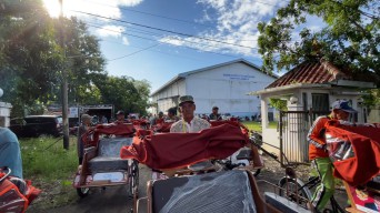 Ratusan Warga Lamongan Terima Bantuan Becak Listrik