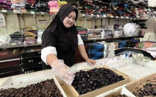 Warga Jember Ramai Berburu Kurma Mesir Jelang Ramadan, Penjualan Naik 60 Persen