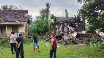 Diterjang Puting Beliung, Rumah Warga di Tulungagung Roboh Rata dengan Tanah
