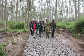 Dansatgas TMMD ke-127 Tinjau Pembangunan di Kediri, Pastikan Tepat Mutu dan Waktu