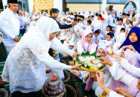 Khofifah Ajak Warga Surabaya Perkuat Kesalehan Sosial Lewat Tradisi Megengan