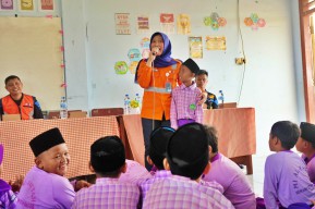 Cegah Perusakan, KAI Daop 7 Libatkan Pelajar Madrasah di Nganjuk Jadi Agen Keselamatan KA