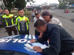 Lagi, Polisi Tahan Bus Bagong Usai Terobos Lampu Merah di Simpang Muning Kediri