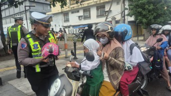 Dikira Razia, Pelajar dan Pengendara di Ponorogo Justru Dapat Helm hingga Cokelat