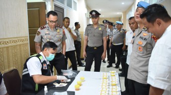 Pastikan Jajaran Bersih Narkoba, Polres Gresik Gelar Tes Urine Mendadak