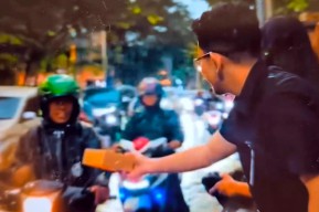 Bantu Buka Puasa di Jalan, BRI HR Muhammad Bagikan Ratusan Takjil