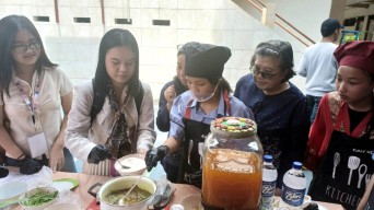 Delegasi 13 Negara Ulik Inovasi Limbah Batik di SMP YPPI 1 Surabaya