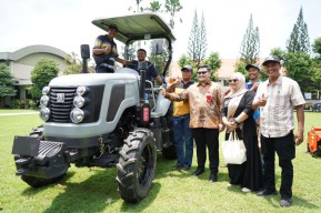 Capai Swasembada Pangan, Mas Dhito Kembali Salurkan Alsintan ke Petani Kediri