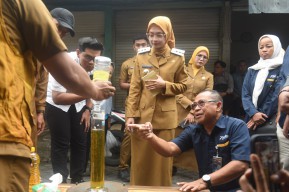 Mbak Vinanda Bersama Bulog Kediri Tinjau Pasar Jelang Imlek dan Ramadan