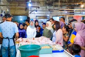 Pastikan Stok Bahan Pokok Aman, Khofifah Sidak di Pasar Tambakrejo Surabaya