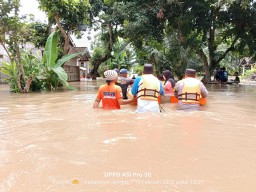 Polres Jember Evakuasi Korban Banjir di Rambipuji