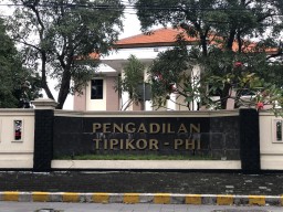 Gubernur Khofifah Absen Panggilan Sidang KPK di Tipikor, Minta Dijadwal Ulang