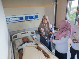 Peringati Hari Kanker Sedunia, RSUD dr Iskak Bagikan Bingkisan Bagi Pasien
