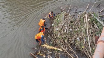 DLHKP Kota Kediri Bersih-bersih Cagar Budaya Jembatan Lama