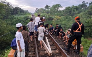 Jangan Nyawa Jadi Taruhan, Hindari Ngabuburit di Jalur Kereta Api Surabaya