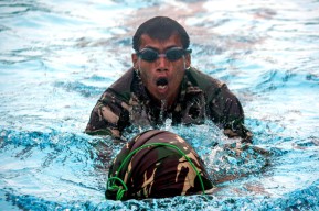 Brigif 2 Marinir Uji Ketangkasan Tempur Lewat Lomba Renang Ponco