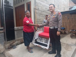 Korban Tabrak Lari di Tulungagung Mendapat Bantuan Becak Motor Dari Polisi