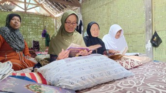 Tak Kenal Lelah Menuntut Ilmu, Lansia di Blitar Ikuti Pondok Ramadan