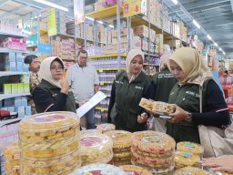 Sidak Swalayan, Dinas Kesehatan Tulungagung Temukan Kemasan Makanan Penyok