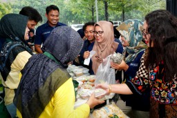 Bazar Takjil Petrokimia Gresik Bangkitkan Ekonomi Warga Ring Satu
