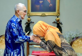 Try Sutrisno Wafat, Gubernur Khofifah Ajak Warga Jatim Kibarkan Bendera Setengah Tiang