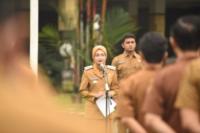 Serahkan SK Kenaikan Pangkat ASN, Mbak Vinanda Tekankan Pelayanan Optimal
