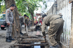 Satpol PP Surabaya Tertibkan PKL di Atas Saluran Air Kawasan Manukan