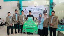 Alumni MAN 1 Lamongan Salurkan Bingkisan hingga Beasiswa