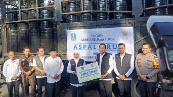 Gubernur Jatim Khofifah Gelontor Rp7,2 M Bansos dan 300 Drum Aspal ke Lamongan