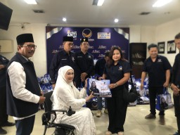 Lita Machfud Arifin Bagikan Sembako untuk Kader NasDem di Surabaya
