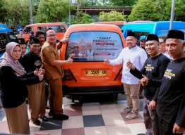 Bupati Gresik Lepas Kampanye Zakat Lewat Angkot, 50 Sopir Terima Bantuan