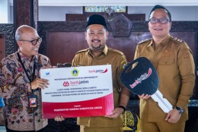 Bupati Gresik Serahkan 3 Mobil CSR Bank Jatim untuk Ponpes dan GP Ansor Bawean