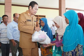 Salurkan Bansos Banjir Tahap 2, Bupati Lamongan Apresiasi Langkah Mitigasi