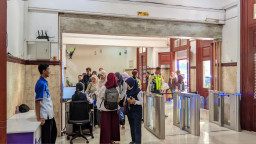 Hari Pertama Kerja Usai Lebaran, Stasiun Daop 9 Jember Masih Dipadati Penumpang