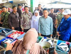Khofifah Dampingi Wapres Gibran Tinjau Pasar di Tuban, Stok Bahan Pokok Aman