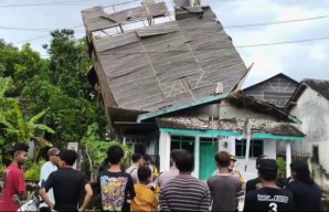 Gudang Pengering Tembakau di Jember Terbang dan Timpa Rumah Warga