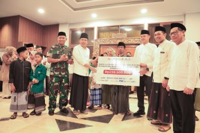 Bupati Jember Beri Jaminan Sosial Ojol dan Insentif Guru Ngaji di Malam Nuzulul Qur’an