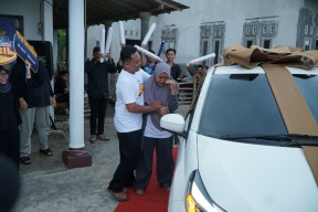 Nonton Dracin, Guru SD di Pelosok Jember Ini Dapat Hadiah Mobil