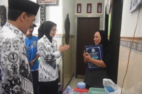 Wali Kota Kediri Serahkan Ijazah Siswa yang Sempat Ditahan Sekolah karena Tunggakan