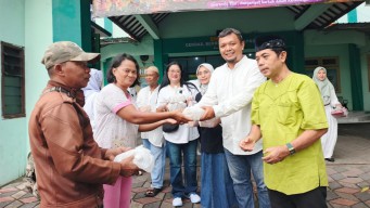 IKA SMAPALAS Bagi 500 Takjil Ramadan, UMKM Alumni Ikut Terangkat