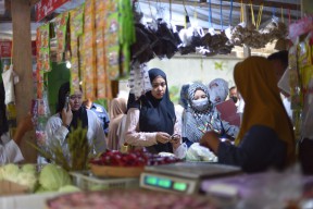 Saat DPR RI Dini Rahmania Borong Pasar Ramadan di Paiton Probolinggo