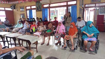 Foto: Forum Wartawan Surabaya Berbagi Kebahagiaan dengan Lansia